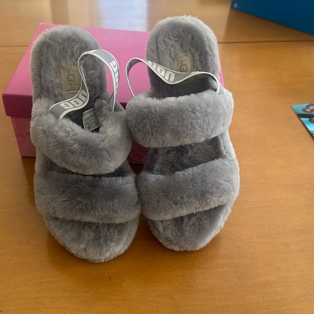 Uggs women’s slippers size 8 gray